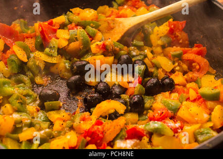 La cottura di gustose verdure colorate stir fry con peperoni e olive asia vietnam cucina alimentare street market Foto Stock