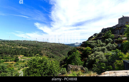 Vista di alcune turbine su wind farm di Troviscal vicino al villaggio storico di Sortelha, Portogallo Foto Stock