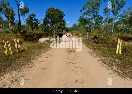 La proprietà privata il cancello segno su un cancello con una catena, Townsville, Queensland, Australia Foto Stock