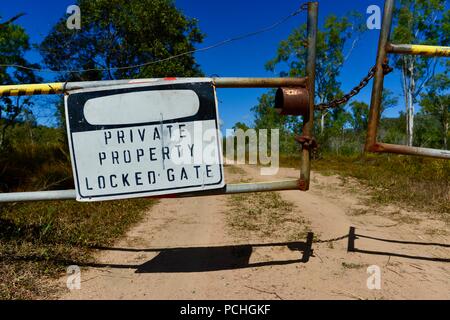 La proprietà privata il cancello segno su un cancello con una catena, Townsville, Queensland, Australia Foto Stock