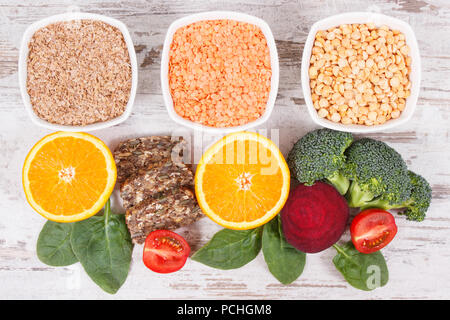 Cibo nutriente come fonte di vitamina B9, la fibra dietetica, acido folico e minerali naturali, il concetto di uno stile di vita sano Foto Stock