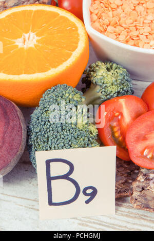 Cibo nutriente come fonte di vitamina B9, la fibra dietetica, acido folico e minerali naturali, il concetto di uno stile di vita sano Foto Stock