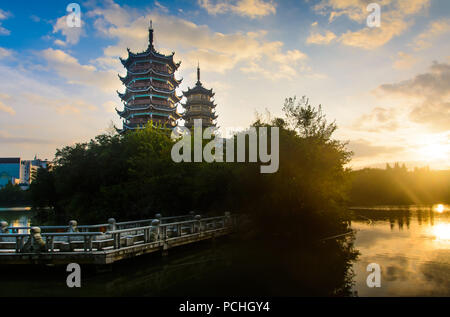 Sunrise oltre le due pagode in Guilin, Cina Foto Stock