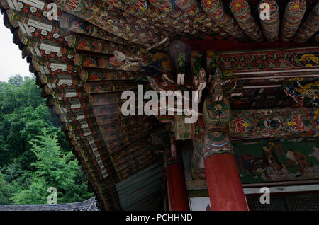 Tradizionale tetto decorato ingresso al #Coreano tempio Buddista Pohyon-sa in Hyangsan, Corea del Nord Foto Stock