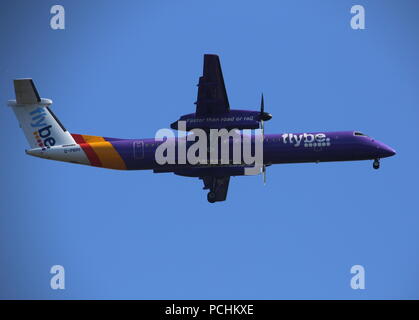 Flybe De Havilland Canada DHC-8-400 sull approccio finale all'aeroporto di Edimburgo, Scozia Luglio 2018 Foto Stock