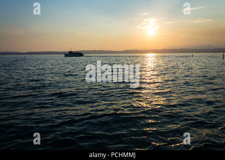 Traghetto sul Lago di Garda vicino a Castello Scaligero, Sirmione, Italia Foto Stock