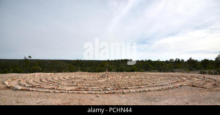 Circoli di pietra sul terreno a Lightning Ridge, un opale città mineraria nel nord del New South Wales, Australia Foto Stock