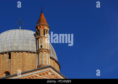 Basilica di Sant'Antonio di Padova bellissima cupola e torre, terminata nel XIV secolo (con copia spazio) Foto Stock