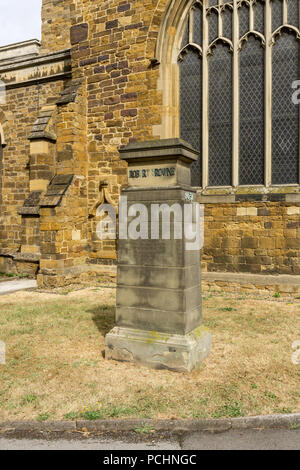 Memoriale di Robert Browne (1550-1633) fondatore della Brownists, separatisti dalla chiesa di Inghilterra prima del 1620; St Giles, Northampton, Regno Unito Foto Stock