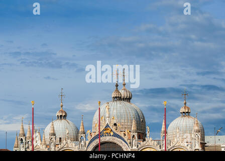 Basilica di San Marco meraviglioso gotiche guglie, pinnacoli e cupole bizantine di Venezia (con copia spazio sopra) Foto Stock