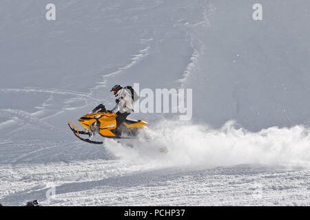 Il motociclista rimbalza su una motoslitta su un altopiano di Lago-Naki in Adygea, Russia Febbraio 2, 2012. Foto Stock