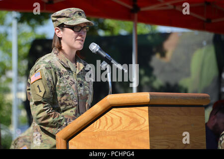 La quarantaquattresima segnale Expeditionary comandante del battaglione U.S. Esercito Lt. Col. Heather McAteer, offre un discorso durante il battaglione il mutamento della responsabilità cerimonia alla caserma della torre, Grafenwoehr, Germania, 27 luglio 2018. (U.S. Foto dell'esercito di Gertrud Zach) Foto Stock