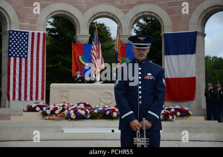 Il personale Sgt. Travis Hyde reclina il capo durante la riproduzione del "Aux Morts", a WWI commemorazione centenaria cerimonia al Oise-Aisne Cimitero Americano, Francia, 28 luglio 2018. Questo cimitero è la casa di più di 6.000 American service i membri che sono morti durante le battaglie di Aisne-Marne Oise-Aisne e offensiva. (U.S. Air Force photo by Staff Sgt. Emma Mayen) Foto Stock