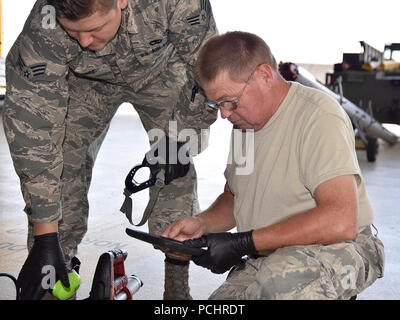 Master Sgt. Carl Tyynismaa e Senior Airman Andrew Parke 191st squadrone manutenzione equipaggio capi, applicare del grasso e lubrificante per un KC-135 Stratotanker dopo essere stato lavato a Selfridge Air National Guard Base, Mich, 28 luglio 2018. Il KC-135s sono richiesti per essere lavate ogni 180 giorni, o più spesso se necessario. (U.S. Air Force foto di Senior Airman Ryan Zeski) Foto Stock