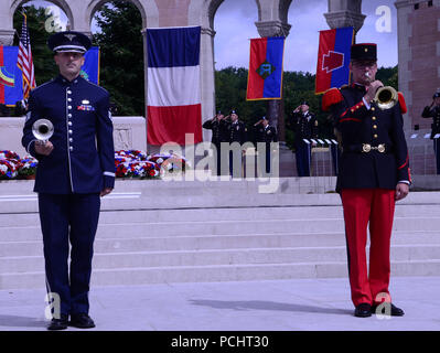 Una United States Air Force bugler sorge all attenzione mentre il suo esercito Frenchy controparte svolge un bugle chiamata durante una cerimonia in Oise- Aisne Cimitero Americano in Seringes et Nesles, Francia il 28 luglio 2018. L'evento commemorato il 100 anniversario della divisione quarantaduesima-- ora un elemento della New York Army National Guard-- nella campagna Oise-Aisne 100 anni fa. Venticinque SOLDATI Dal quarantaduesimo divisione di fanteria erano in Francia da luglio 24-29 di prendere parte ad eventi di commemorazione della divisione di ruolo-- e il ruolo degli Stati Uniti Esercito-- nella guerra mondiale I. ( Stati Uniti Esercito nazionale Guard Foto di Ca Foto Stock