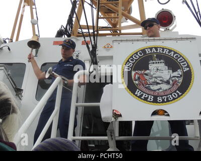 Un membro dell'equipaggio di Guardacoste Barracuda anelli della nave di bell come nomi di alcuni Humboldt Bay area nativi che morì durante la Guerra di Corea vengono lette durante una cerimonia a Eureka, California, 27 giugno 2018. Venerdì segnato 65 anni dopo la cessazione delle ostilità, che si è conclusa la guerra di Corea il 27 luglio 1953. L'accordo stabilito il coreano zona demilitarizzata e rispettare un cessate il fuoco e il rimpatrio dei prigionieri di guerra. (U.S. La guardia costiera della foto di cortesia/rilasciato) Foto Stock