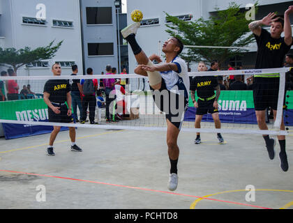 Un soldato con il quindicesimo Royal Reggimento Malay, calci una palla di rattan, in una partita amichevole, durante l'esercizio Keris sciopero, luglio 29, 2018, il Camp Senawang, Malaysia. Malese e soldati degli Stati Uniti ha giocato insieme per un combinato di addestramento fisico sessione tra le due forze armate. (U.S. Esercito nazionale Guard foto di Spc. Alec Dionne) Foto Stock