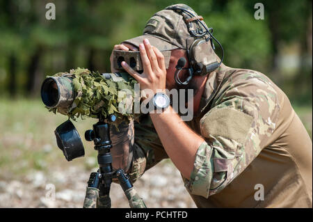 Danese un team sniper spotter controlla il bullet trace durante i dati del precedente impegno (D.O.P.E.) gamma durante il giorno zero di un' Europa migliore Team Sniper concorrenza a Grafenwoehr Area Formazione, Germania, 28 luglio 2018. L'Europe Best Sniper Team Competition è una U.S. Esercito la concorrenza in Europa sfidando le forze armate di tutto il mondo a competere e a migliorare il lavoro di squadra con alleato e nazioni partner. (U.S. Foto dell'esercito da Kevin S. Abele) Foto Stock