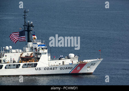 L'equipaggio del guardacoste Mellon, un 378-piede alta Endurance taglierina home-ported a Seattle, partecipa alla parata annuale delle navi a Seattle, 31 luglio 2018. La Sfilata delle navi è parte dell'annuale Seattle Seafair aria e mare eventi che si tengono ogni estate nell'area di Seattle. Stati Uniti Coast Guard foto di Chief Petty Officer David Mosley Foto Stock