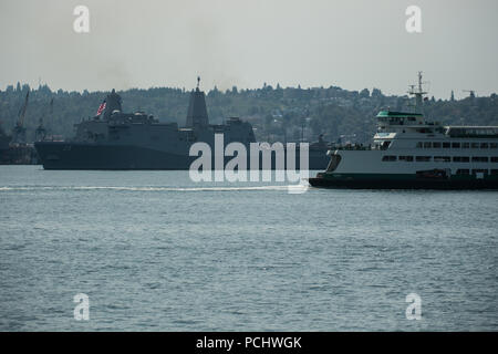 180731-N-SH284-0145 SEATTLE (31 luglio 2018) Stato di Washington FERRIES M/V Tacoma auto e traghetto passeggeri passa da trasporto anfibio dock nave USS Somerset (LPD 25) ad una parata di navi nella Baia di Elliott durante la sessantanovesima Seafair annuale Settimana della flotta. Seafair Settimana della flotta è una celebrazione annuale del mare servizi in cui i marinai, Marines e Guardia Costiera di membri da visitare U.S. La marina e la Guardia costiera navi e navi da Canada rendono la città una porta di chiamata. (U.S. Foto di Marina di Massa lo specialista di comunicazione 2a classe Vaughan aneto/rilasciato) Foto Stock