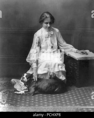 Helen Keller, ritratto seduto sul pavimento tenendo un bulldog francese cercando di destra nel 1902. Helen Keller (Giugno 27, 1880 - Giugno 1, 1968) era un autore americano, attivista politico, e docente. Lei è stato il primo sordo-persona cieca per guadagnare un bachelor del grado di arti. Foto Stock