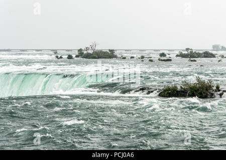 Incredibile vista sulle cascate del Niagara in Ontario, Canada mostrando come enormi che sono Foto Stock