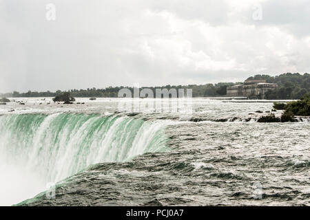 Incredibile vista sulle cascate del Niagara in Ontario, Canada mostrando come enormi che sono Foto Stock