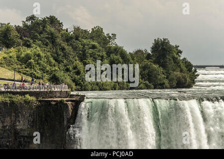 Incredibile vista sulle cascate del Niagara in Ontario, Canada mostrando come enormi che sono Foto Stock