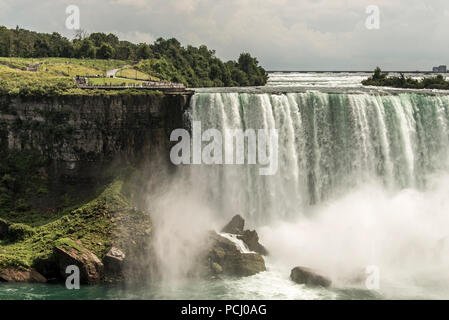 Incredibile vista sulle cascate del Niagara in Ontario, Canada mostrando come enormi che sono Foto Stock