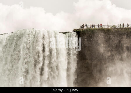 Incredibile vista sulle cascate del Niagara in Ontario, Canada mostrando come enormi che sono Foto Stock