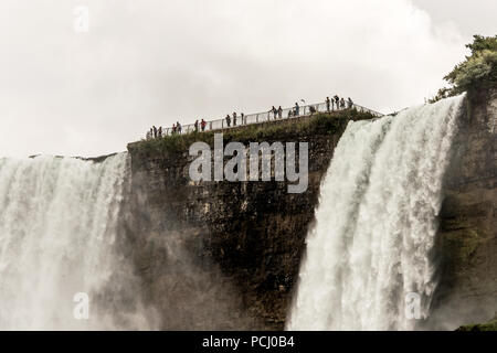 Incredibile vista sulle cascate del Niagara in Ontario, Canada mostrando come enormi che sono Foto Stock