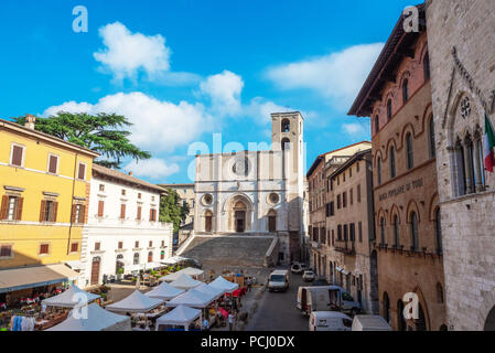 Todi (Umbria, Italia) - Il suggestivo borgo medievale della regione Umbria, in estate la domenica mattina. Qui il centro storico. Foto Stock