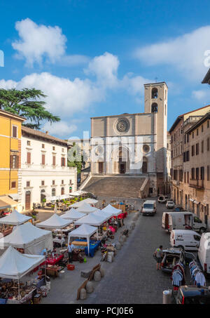 Todi (Umbria, Italia) - Il suggestivo borgo medievale della regione Umbria, in estate la domenica mattina. Qui il centro storico. Foto Stock