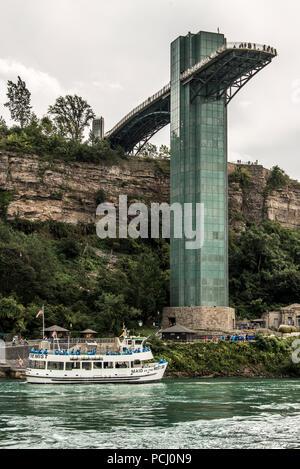 Cascate del Niagara in Canada 06.09.2017 - torre di osservazione e sollevare la barca sito Americano delle Cascate del Niagara Foto Stock