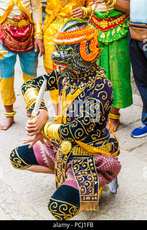 Angkor Wat, Cambogia - 11 Gennaio 2018: ballerino in abito tradizionale e maschera. Essi svolgono qui ogni giorno. Foto Stock