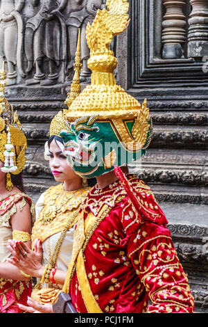 Angkor Wat, Cambogia - 11 Gennaio 2018: ballerino in abito tradizionale e maschera. Essi svolgono qui ogni giorno. Foto Stock