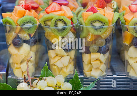 Insalata di frutta vengono vendute in vaschette in materiale plastico a Roma Italia Foto Stock