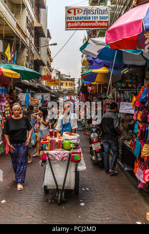 Bangkok, Tailandia - 28 novembre 2014. Cucina di strada fornitore carrello di spinta a Chinatown, i fornitori di prodotti alimentari sono ovunque. Foto Stock