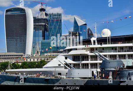 Silver Wind nave da crociera ormeggiata accanto al dispositivo HMS Belfast sul Fiume Tamigi, Londra, Inghilterra, Regno Unito. Agosto 2018 Foto Stock