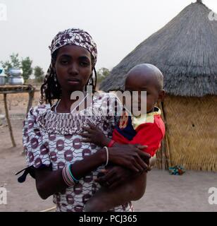 Vista fulbe aka fulani tribù Donna con bambino - 26-02-2014 Tchamba , Camerun Foto Stock