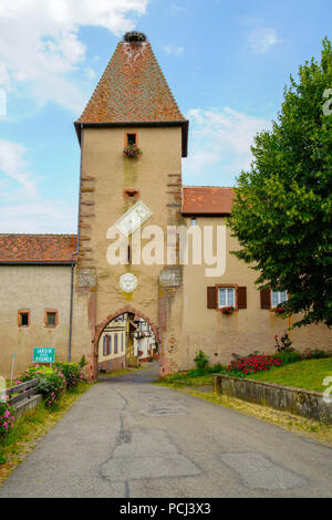 Obertor, porta vecchia torre con un nido di cicogna sulla parte superiore,, Ammerschwihr, Alsazia, Francia, Foto Stock