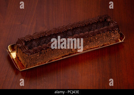 Gustosa torta al tartufo su sfondo di legno Foto Stock