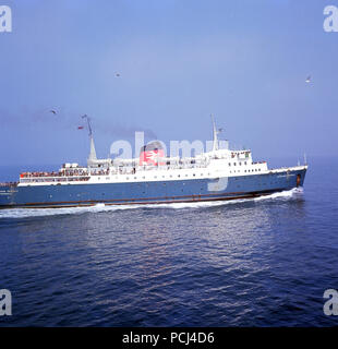 1969, storico, traghetto per auto Caledonian Princess in mare. Costruito da William Denny e Brothers nel 1961 per la Caledonian Steam Packet Company, fu rilevato nel 1963 dalla British Railways, il cui logo può essere visto sull'imbuto rosso della nave. La sua rotta principale era Fishguard nel Pembrokeshire, Galles, fino a Rosslare, nell'Irlanda del Sud, ma operava su altre rotte in Scozia, Inghilterra e nelle Isole del Canale. Foto Stock