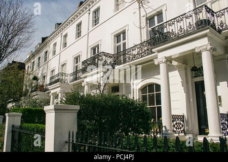 Bella fila di case in stile edoardiano, in Kensington Londra Foto Stock