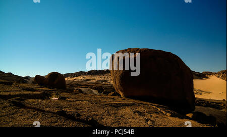 Boulder paesaggio vicino a Djanet Tassili, Algeria Foto Stock