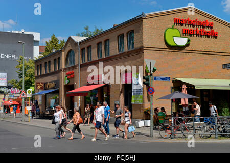 Passanten, Zossener Strasse, Kreuzberg di Berlino, Deutschland Foto Stock