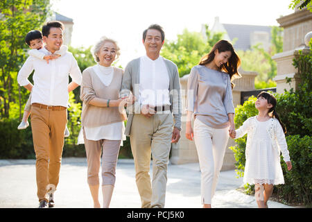 Felice famiglia cinese di passeggiare al di fuori Foto Stock