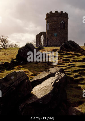 Visualizza W del vecchio Giovanni Georgian follia (memorial) torre costruita su un 700-piedi-alta collina in Glenfield Lodge Park, Leicestershire, Inghilterra, Regno Unito. Foto Stock