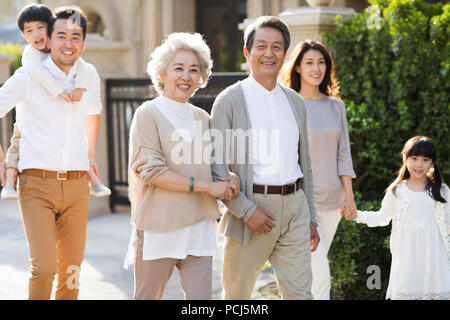 Felice famiglia cinese di passeggiare al di fuori Foto Stock