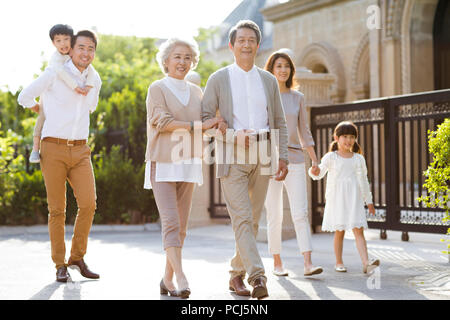 Felice famiglia cinese di passeggiare al di fuori Foto Stock